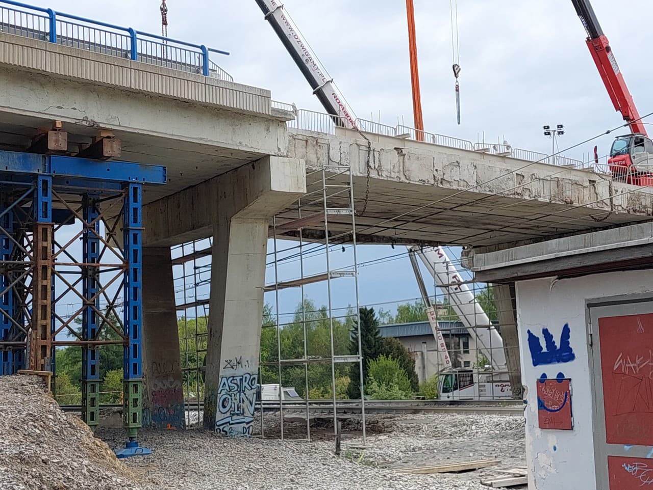 Na snímke most s narušenou statikou, ktorý sa nachádza nad železničnou traťou na ceste I/18 medzi Popradom a Vydrníkom v stredu 14. mája 2025.