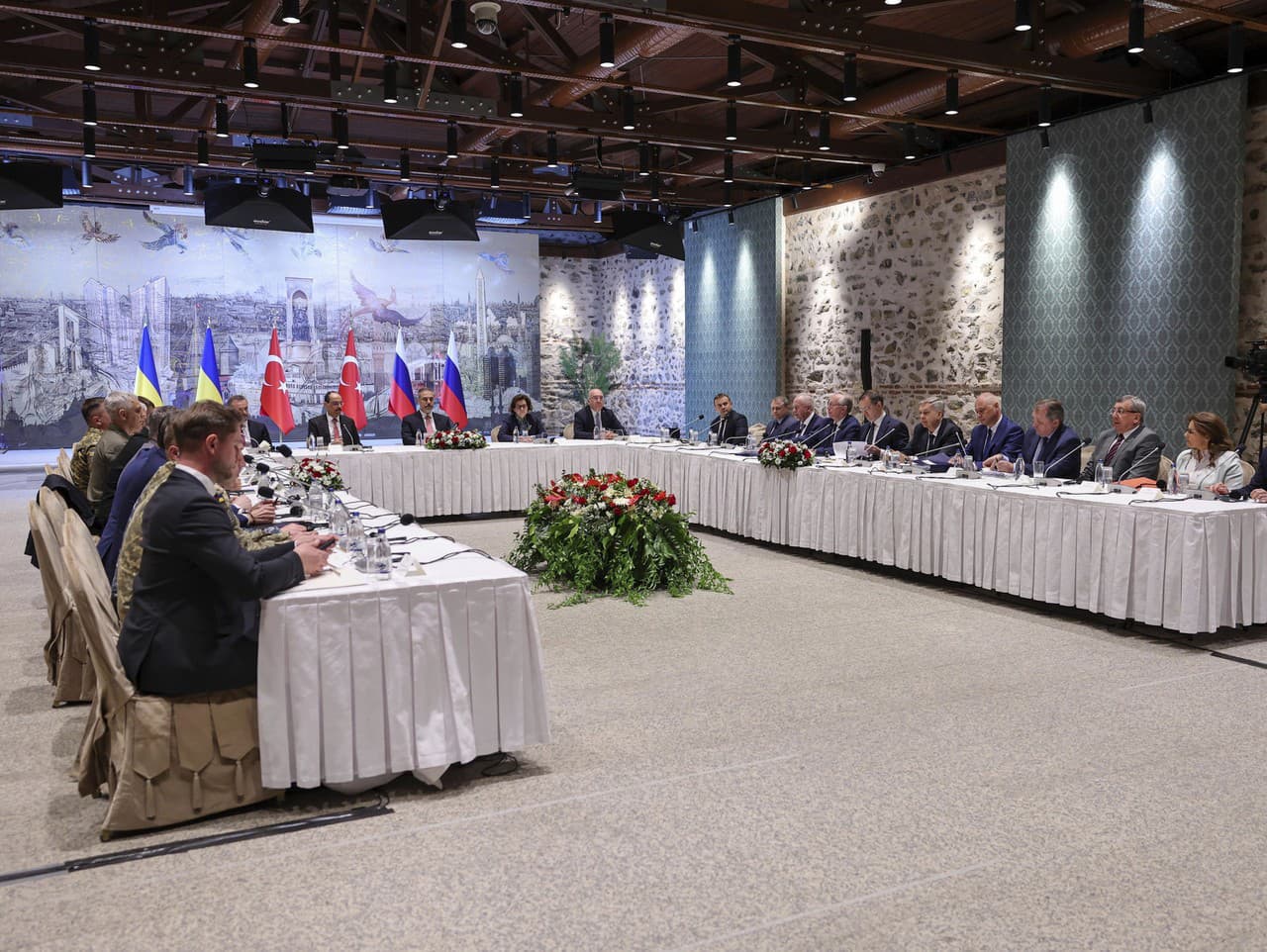 Turecký minister zahraničných vecí Hakan Fidan (v strede) predsedá stretnutiu delegácií z Ruska (vpravo) a Ukrajiny (vľavo) v paláci Dolmabahce v Istanbule v Turecku