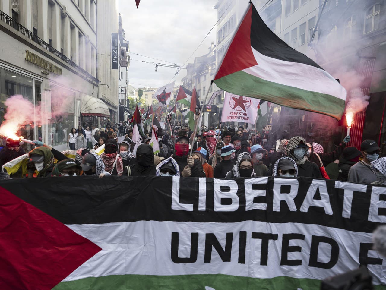 Propalestínski demonštranti pred začiatkom finále piesňovej súťaže Eurovízia.