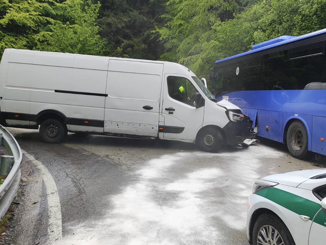 Dopravná nehoda autobusu a dodávky na ceste cez Fačkovské sedlo