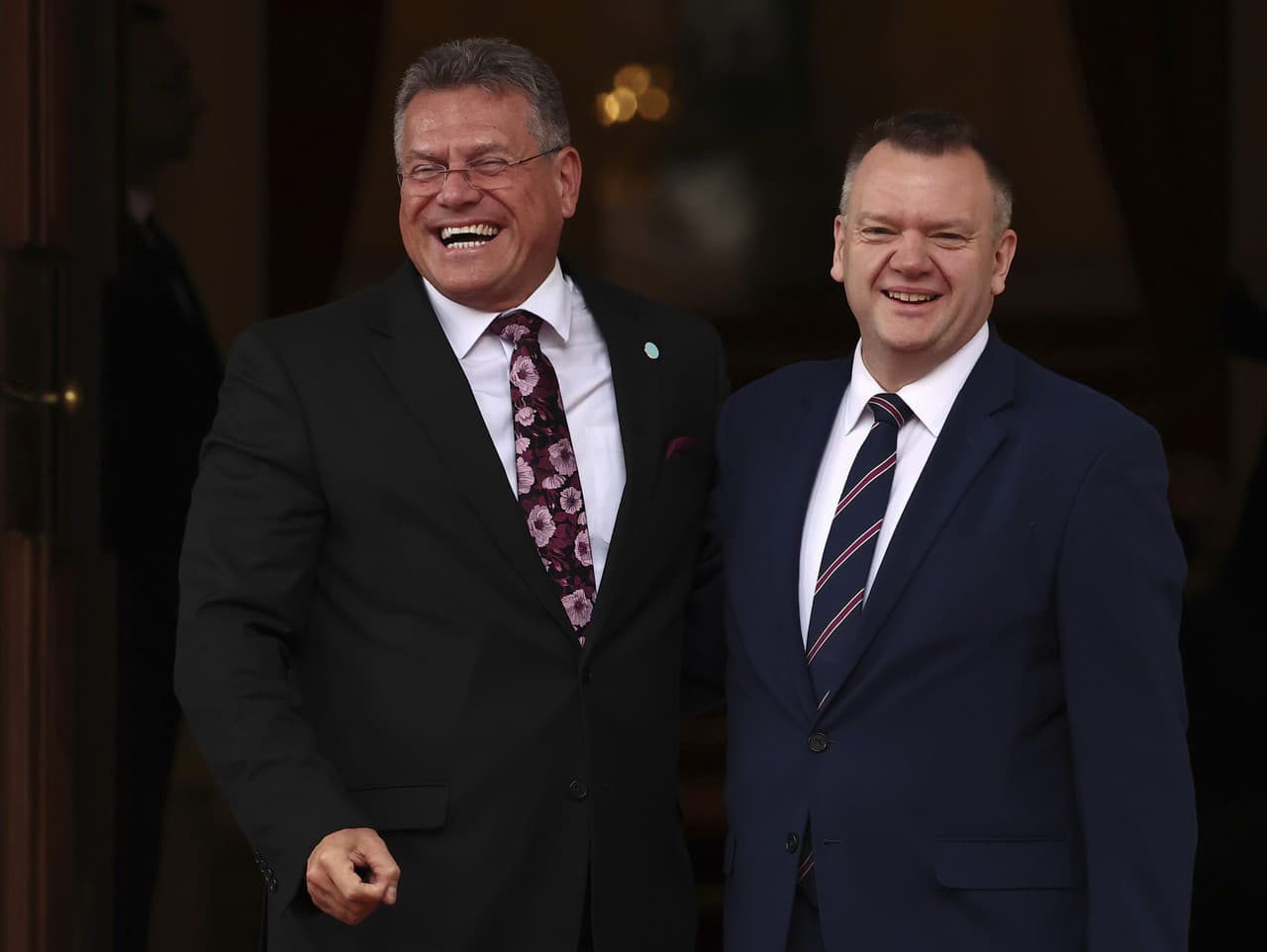 Európsky komisár pre obchod a ekonomickú bezpečnosť Maroš Šefčovič (vľavo) a poslanec Dolnej snemovne britského parlamentu  Nick Thomas-Symonds na prvom summite Británie a Európskej únie od vystúpenia Spojeného kráľovstva z EÚ