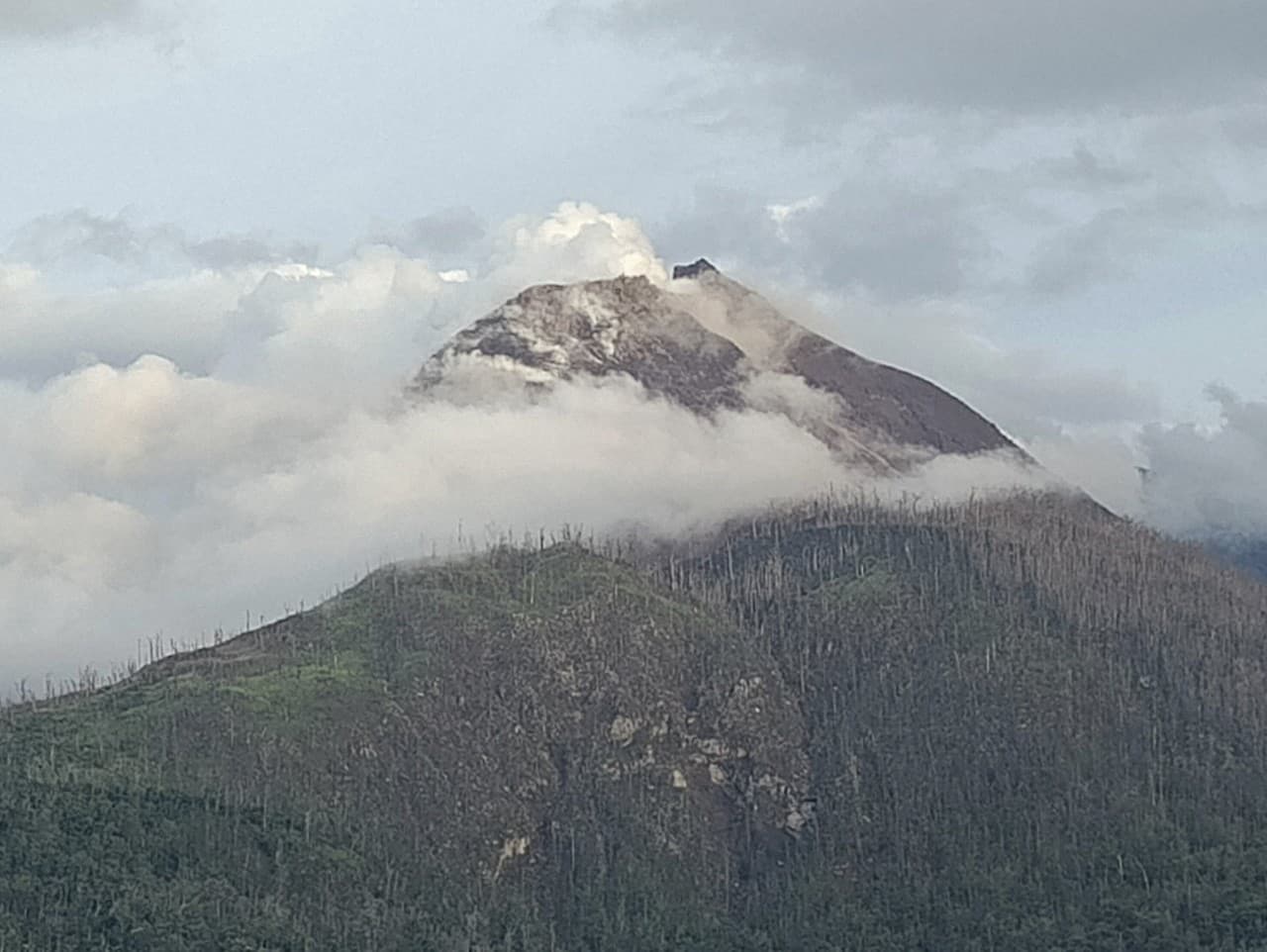 Hora Lewotobi LakiLaki chrlí vulkanický materiál na východnom Florese v Indonézii