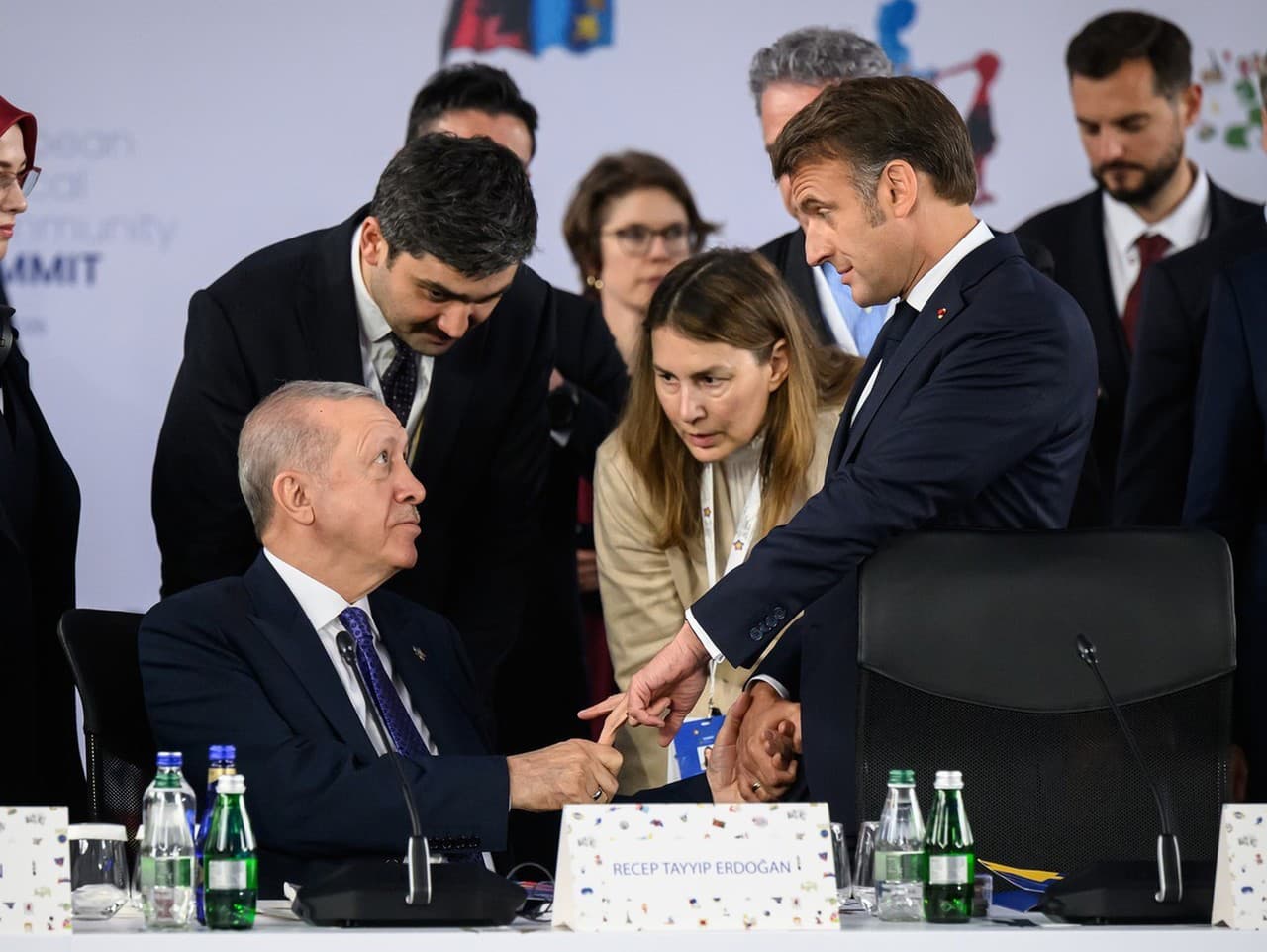 Erdogan nechcel pustiť Macronov prst.