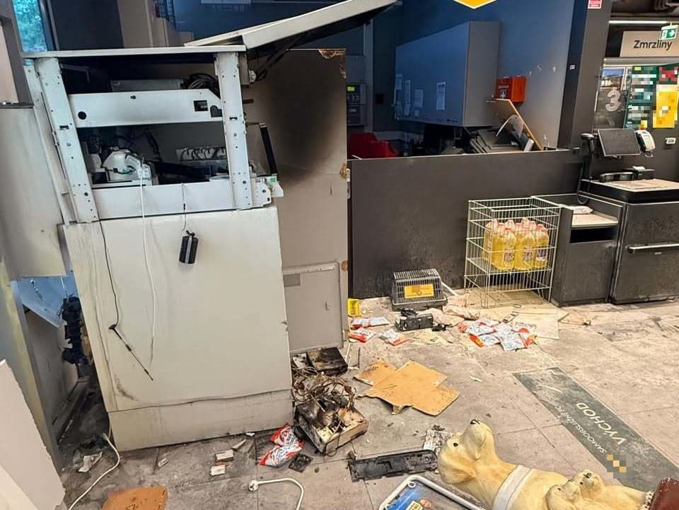 V Piešťanoch vybuchol a zhorel bankomat