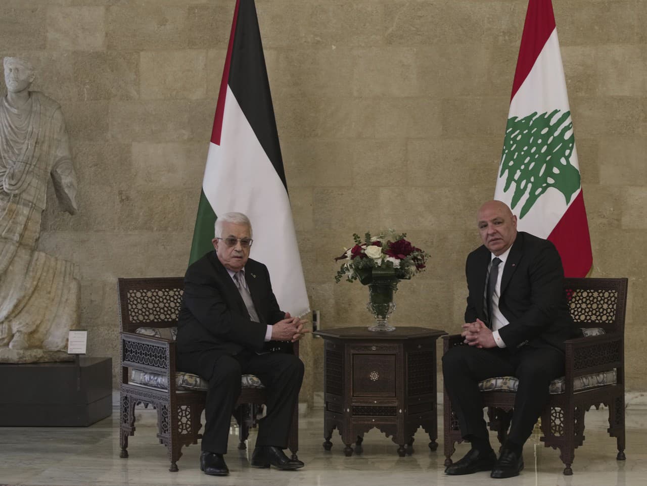 Libanonský prezident Džúzíf Awn (vpravo) a palestínsky prezident Mahmúd Abbás