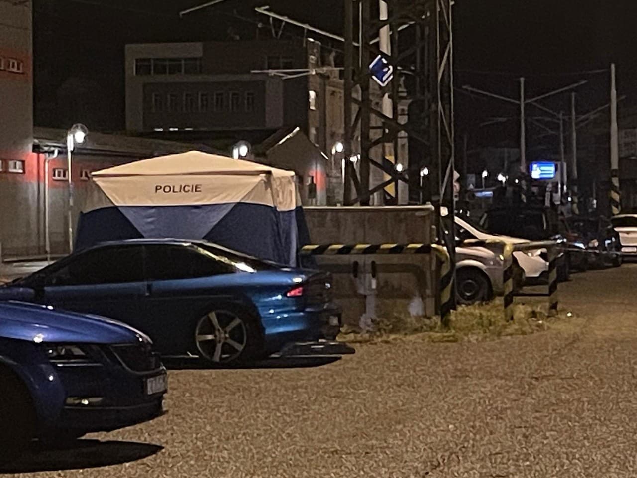 Policajti na mieste nálezu mŕtveho chlapca