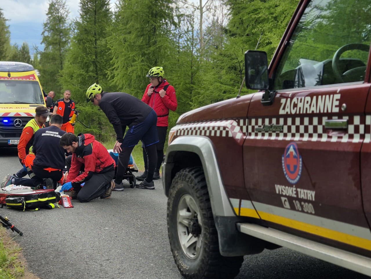 Pomoc horských záchranárov potrebovali po páde vo Vysokých Tatrách dvaja cyklisti