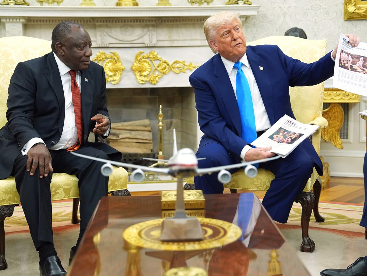 Americký prezident Donald Trump (vpravo) a juhoafrický prezident Cyril Ramaphosa počas stretnutia v Oválnej pracovni Bieleho domu vo Washingtone
