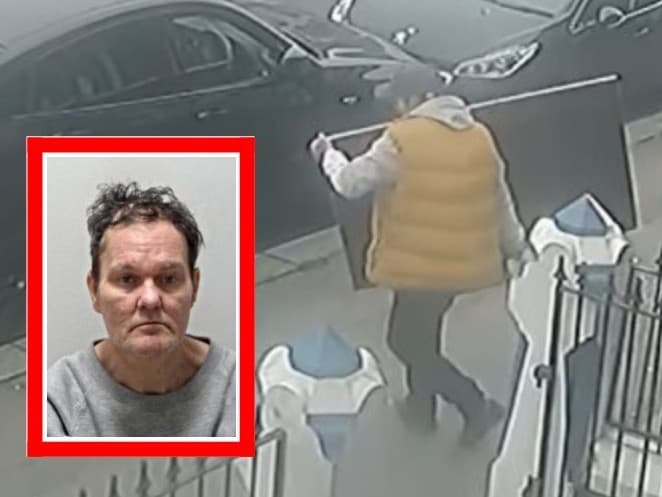 Adam Saunders (51) po vražde opäť prišiel na miesto činu a svojej obeti ukradol oblečenie a televízor.