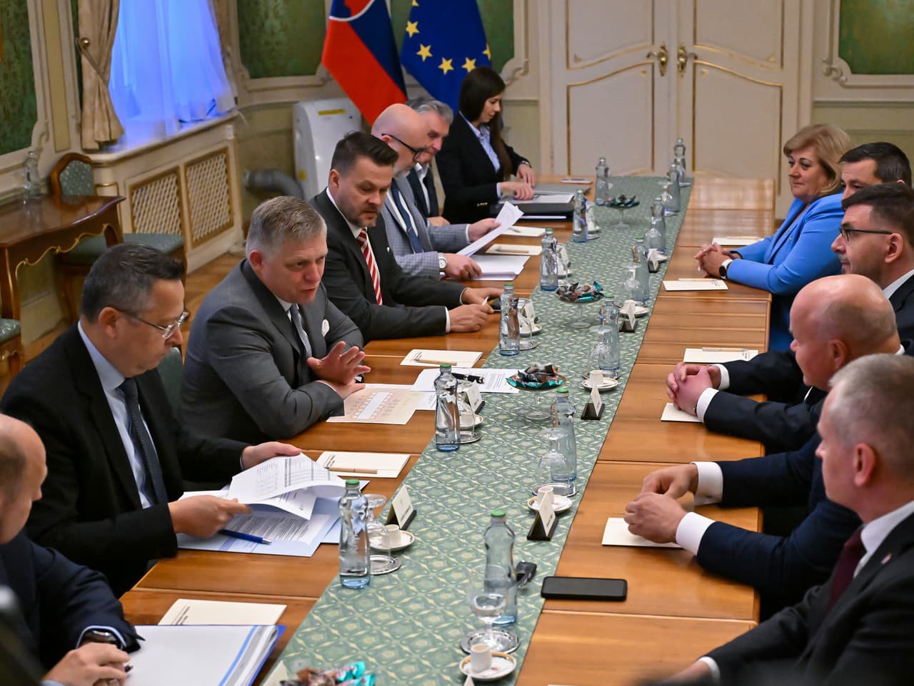 Predseda vlády SR Robert Fico (Smer-SD) prijal predstaviteľov Združenia miest a obcí Slovenska (ZMOS) 