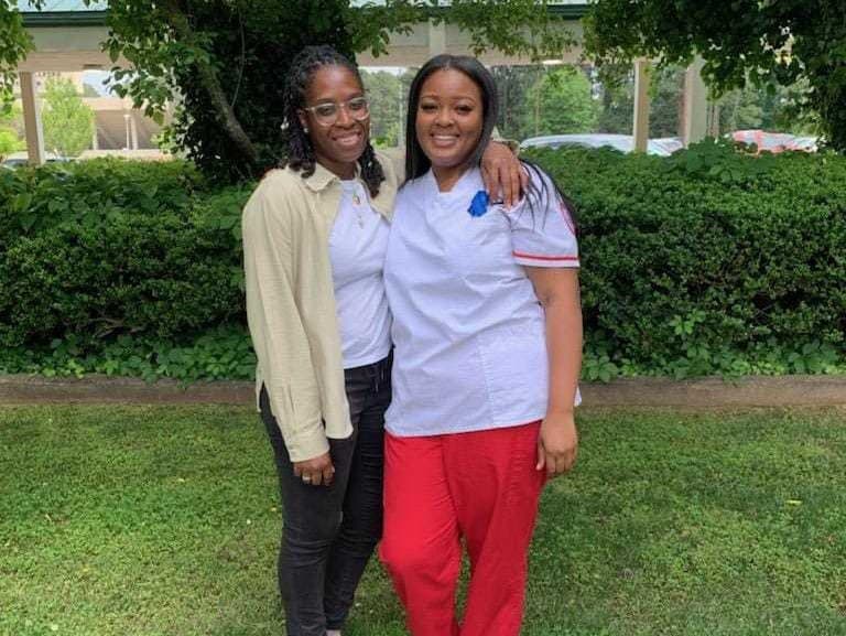 Vpravo Adriana Smith ako zdravotná sestra