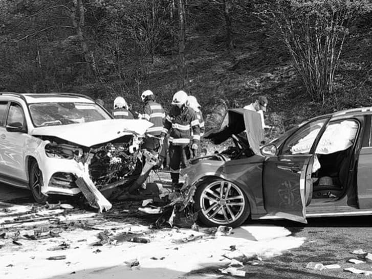 Čelná zrážka dvoch vozidiel pri Banskej Bystrici sa stala pre malé dievčatko osudnou. 