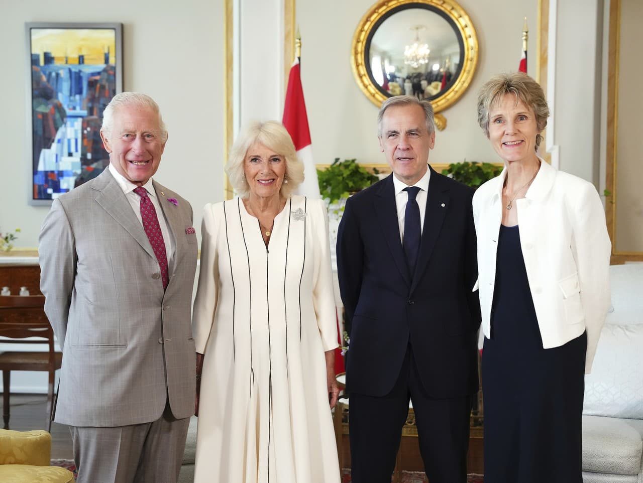 Zľava britský kráľ Karol III., britská kráľovná Kamila, kanadský premiér Mark Carney  a jeho manželka Diana Carneyová pózujú počas stretnutia v Ottawe