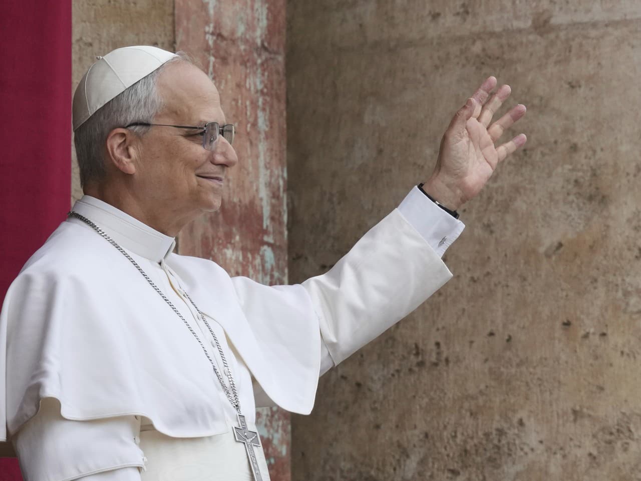 Pápež Lev XIV. máva veriacim z balkónu Baziliky sv. Petra