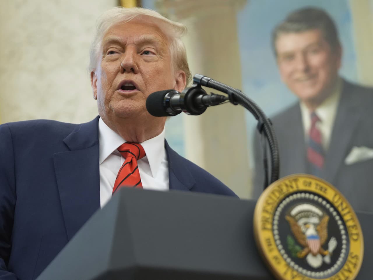 Americký prezident USA Donald Trump v Oválnej pracovni Bieleho domu vo Washingtone 