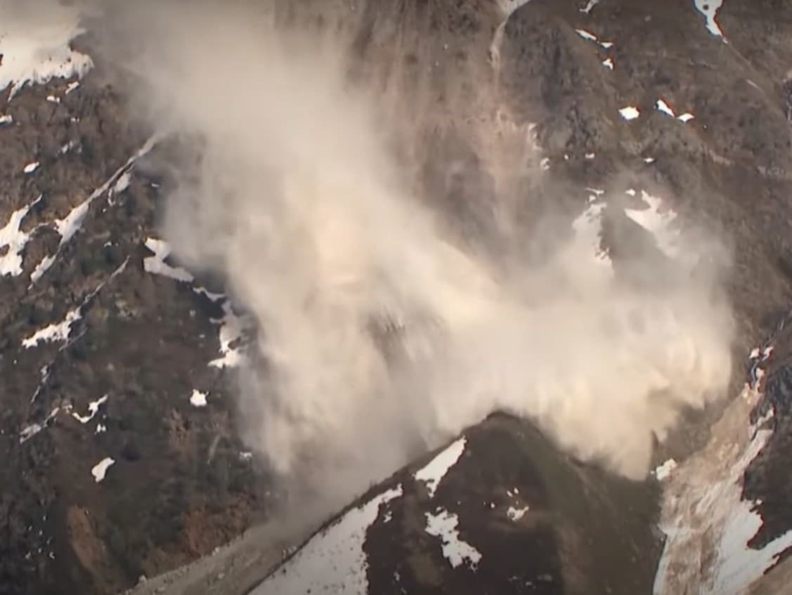 Nad švajčiarskou obcou kolabuje obrovský ľadovec.