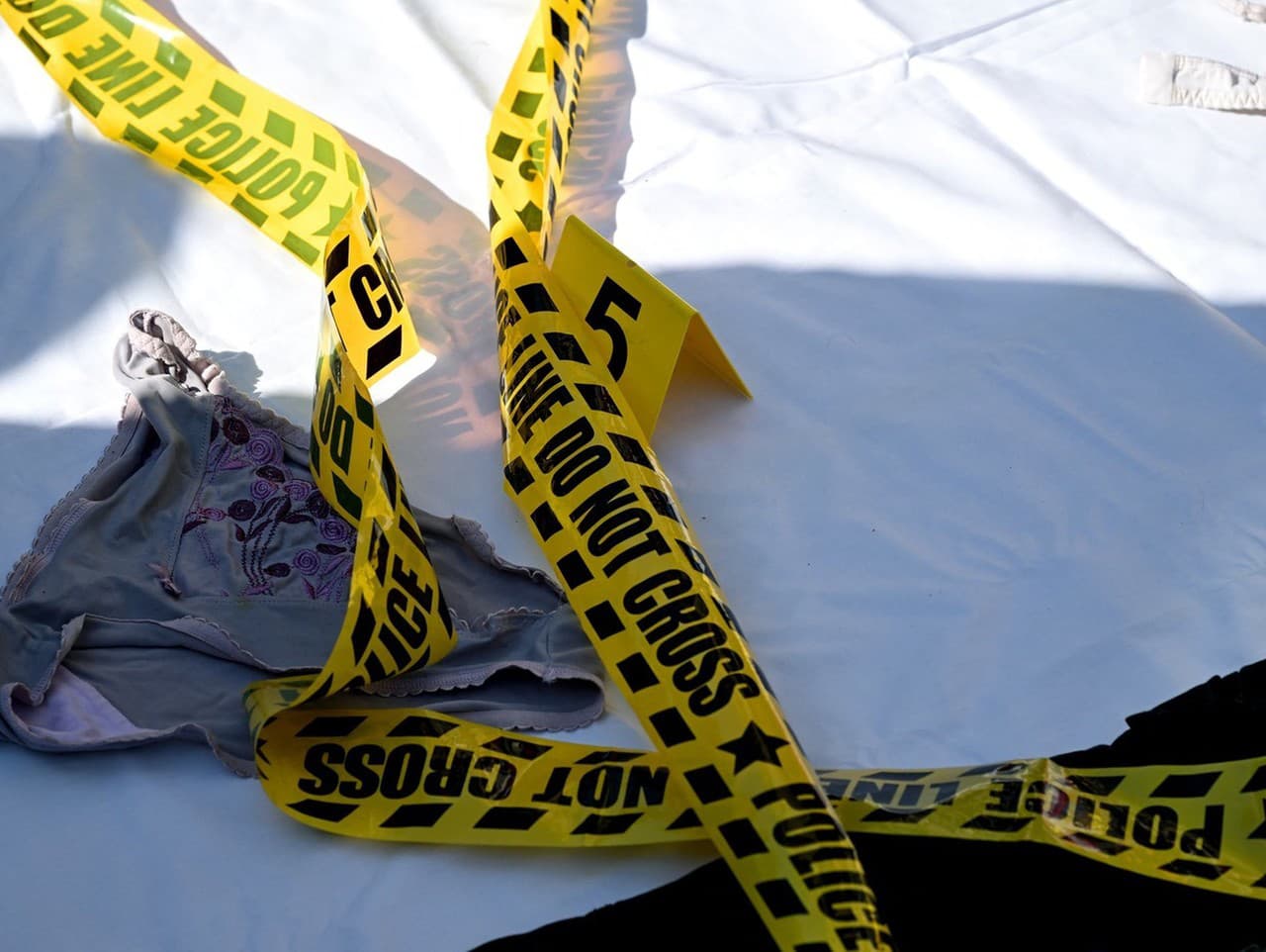 Na tejto fotografii je rekonštrukcia scény s dôkazmi počas demonštrácie na podporu obetí bývalého chirurga Joela Le Scouarneca pred súdom vo Vannes v západnom Francúzsku 19. mája 2025. 74-ročný Le Scouarnec sa vo februári 2025 postavil pred súd obvinený z