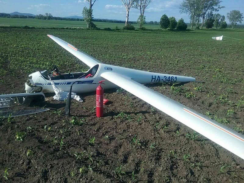 Do poľa za obcou Veľký Kýr spadlo bezmotorové športové lietadlo