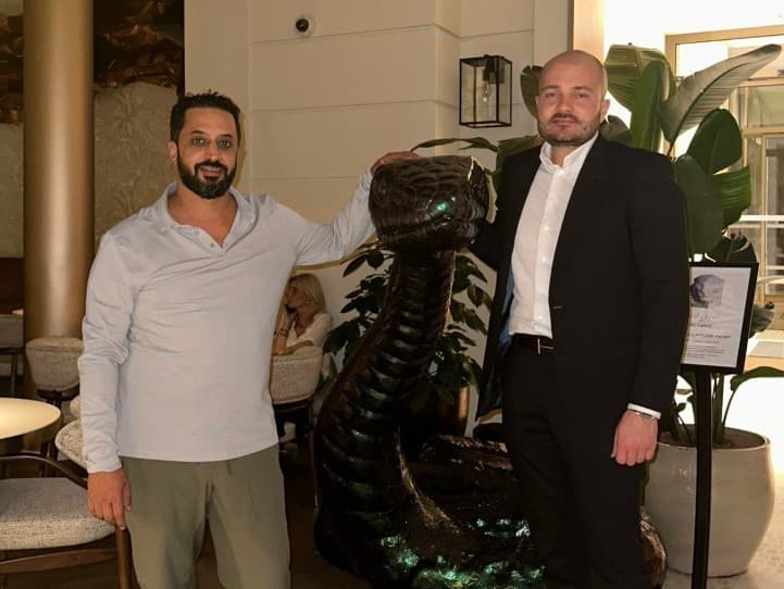 Vľavo Ahmed Bin Sulayem, výkonný predseda predstavenstva a generálny riaditeľ Dubajského multikomoditného centra (DMCC) a vpravo majiteľ a predseda predstavenstva CSG Group Michal Strand