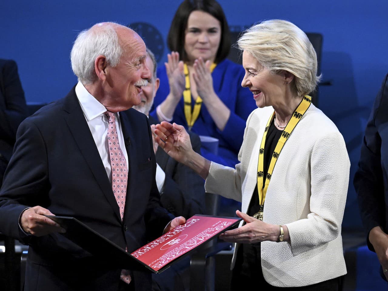 Predsedníčka Európskej komisie Ursula von der Leyenová (vpravo) preberá Cenu Karola Veľkého od Juergena Lindena (vľavo), predsedu správnej rady Ceny Karola Veľkého