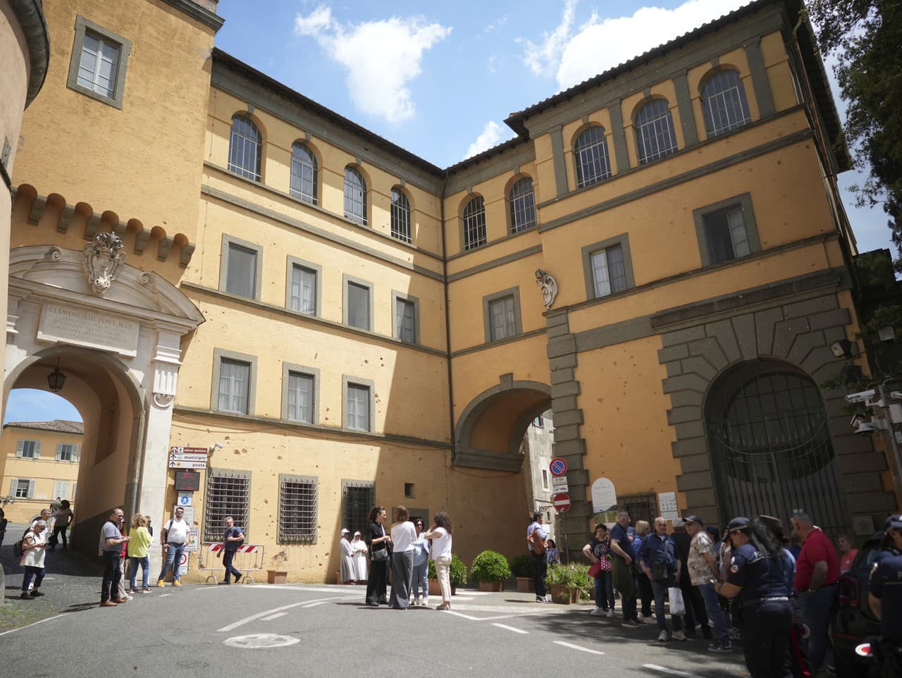 Ľudia chodia po uliciach Castel Gandolfo, asi 30 kilometrov od Ríma, v nádeji, že zahliadnu pápeža Leva XIV.