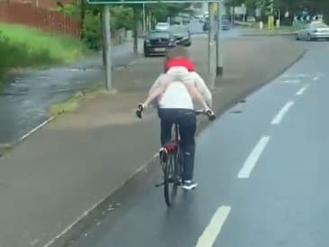 Nebezpečné správanie muža zachytil vodič automobilu, incident už rieši polícia