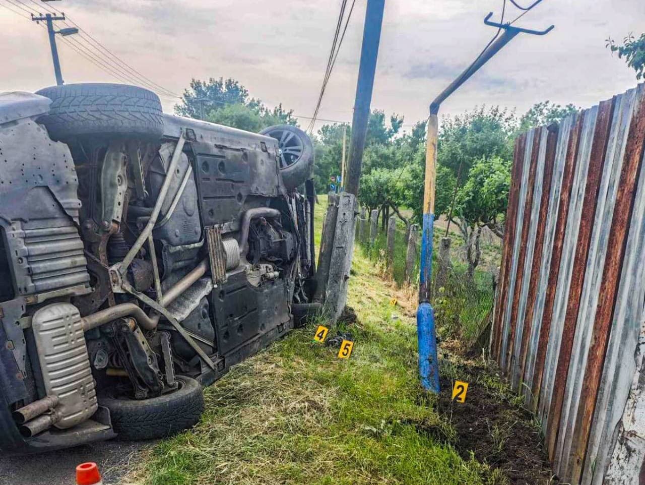 Vodič osobného vozidla v obci Vojka narazil najprv do stĺpa telefónneho vedenia a následne do stĺpa obecného rozhlasu
