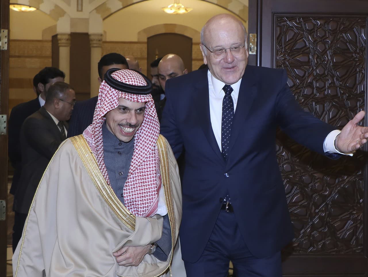 Libanonský premiér Nadžíb Mikátí (vpravo) víta saudsko-arabského ministra zahraničných vecí, princa Faisala bin Farhana Al-Sauda.