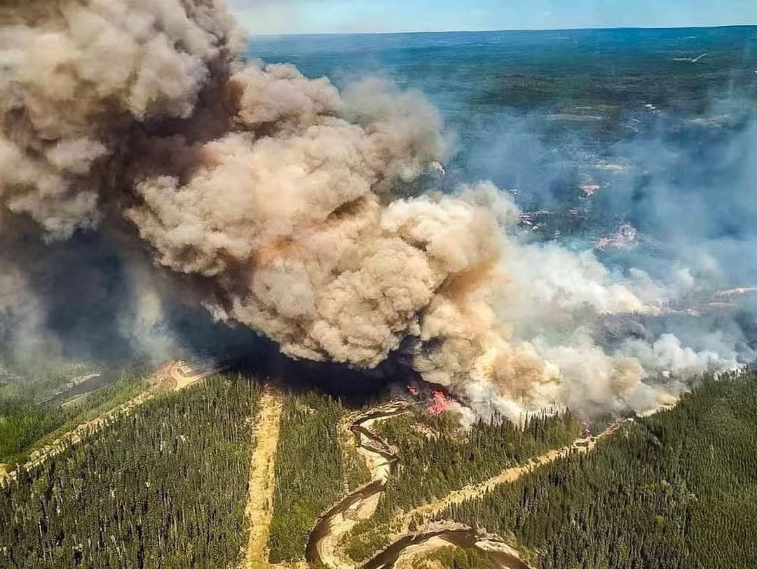 V kanadskej Manitobe sa rýchlo šíria lesné požiare