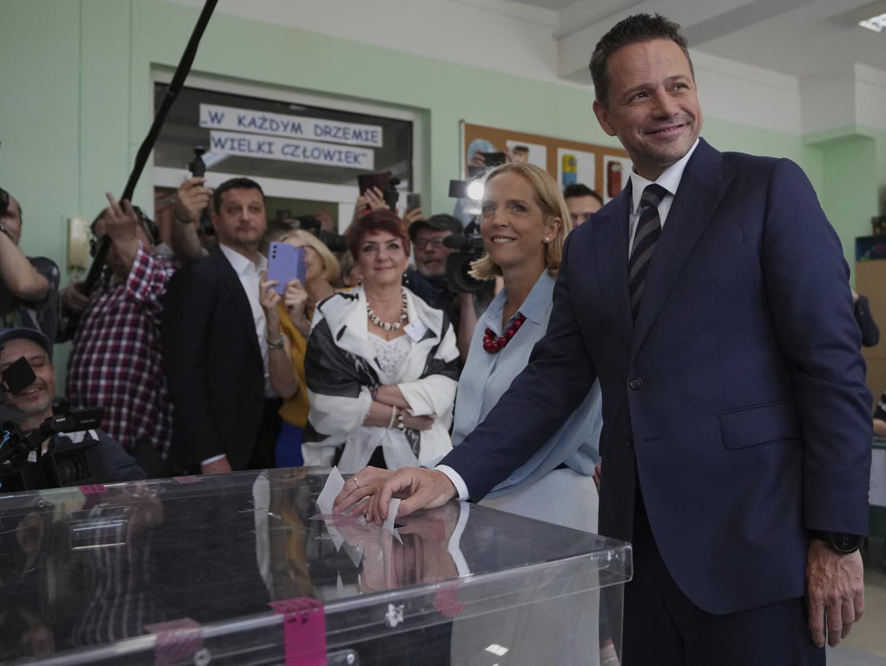 Prezidentský kandidát a starosta Varšavy Rafal Trzaskowski z liberálno-konzervatívneho tábora premiéra Donalda Tuska volí vo volebnej miestnosti vo Varšave počas 2. kola prezidentských volieb v Poľsku