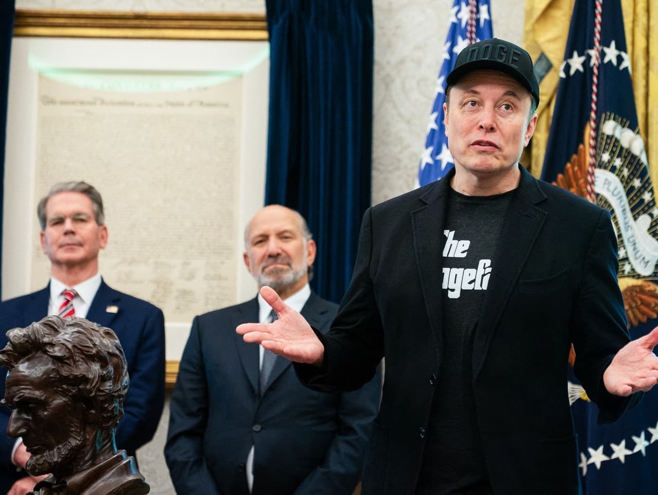 Elon Musk spolu s ministrom financií Scottom Bessentom (vľavo) a ministrom obchodu Howardom Lutnickom (vpravo) reční počas tlačovej konferencie s americkým prezidentom Donaldom Trumpom v Oválnej pracovni Bieleho domu vo Washingtone 30. mája 2025. Musk, kt