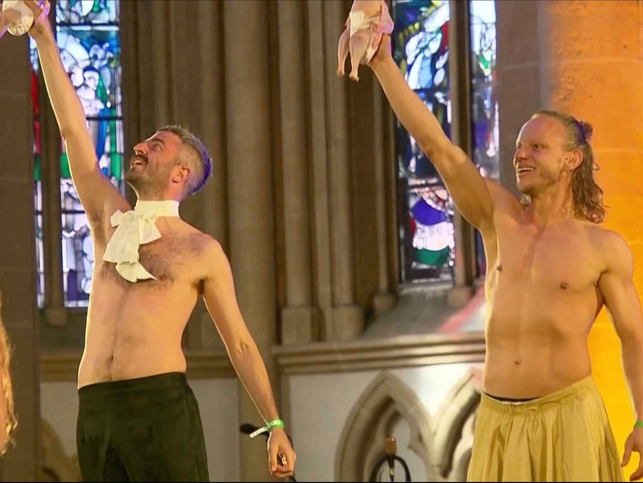 Polonahí herci a mŕtve kurčatá pobúrili veriacich.