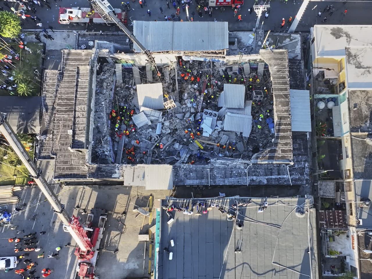 Záchranári hľadajú preživších v nočnom klube Jet Set potom, čo sa jeho strecha zrútila počas koncertu