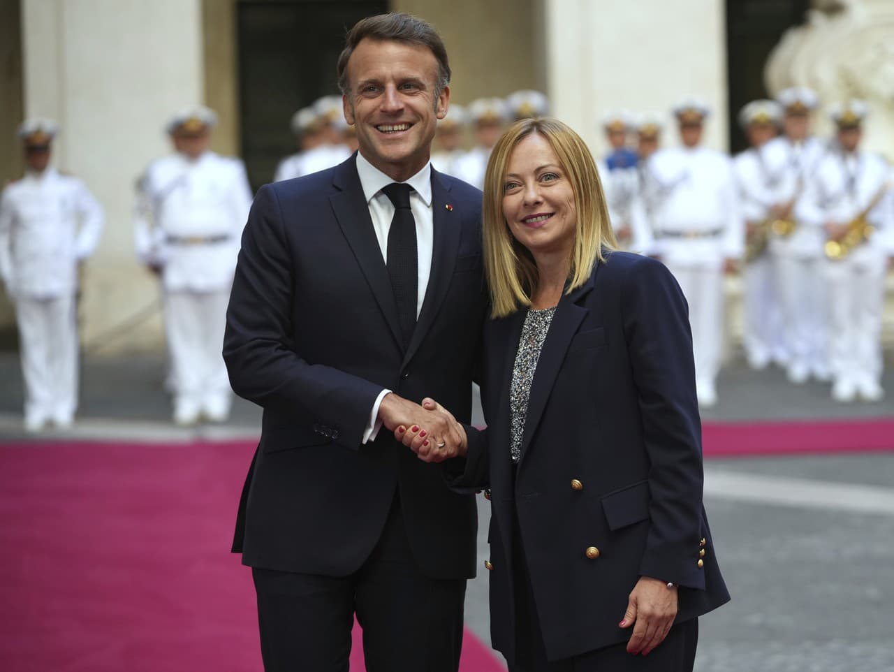 francúzsky prezident Emmanuel Macron a talianska premiérka Giorgia Meloniová
