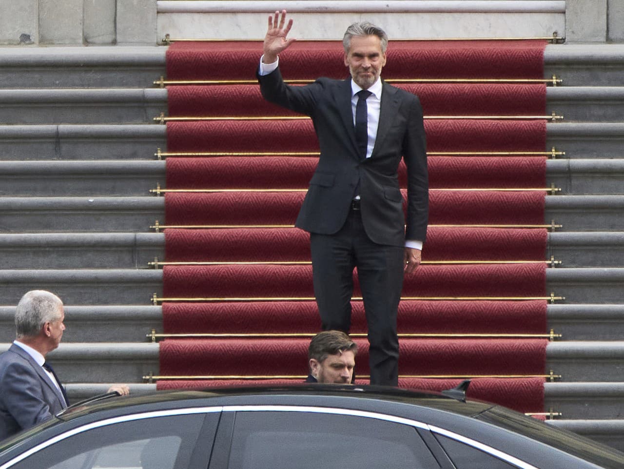 Holandský premiér Dick Schoof máva po odovzdaní demisie ministrov Strany za slobodu (PVV) holandskému kráľovi kráľovi Viliamovi Alexandrovi v Haagu.