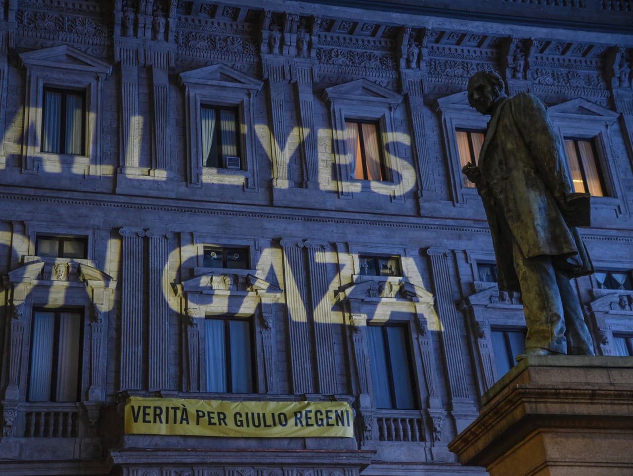 Nápis „Všetky oči na Gazu“ sa premieta na fasádu Palazzo Marino v Miláne v stredu 4. júna 2025 počas demonštrácie na podporu Gazy.