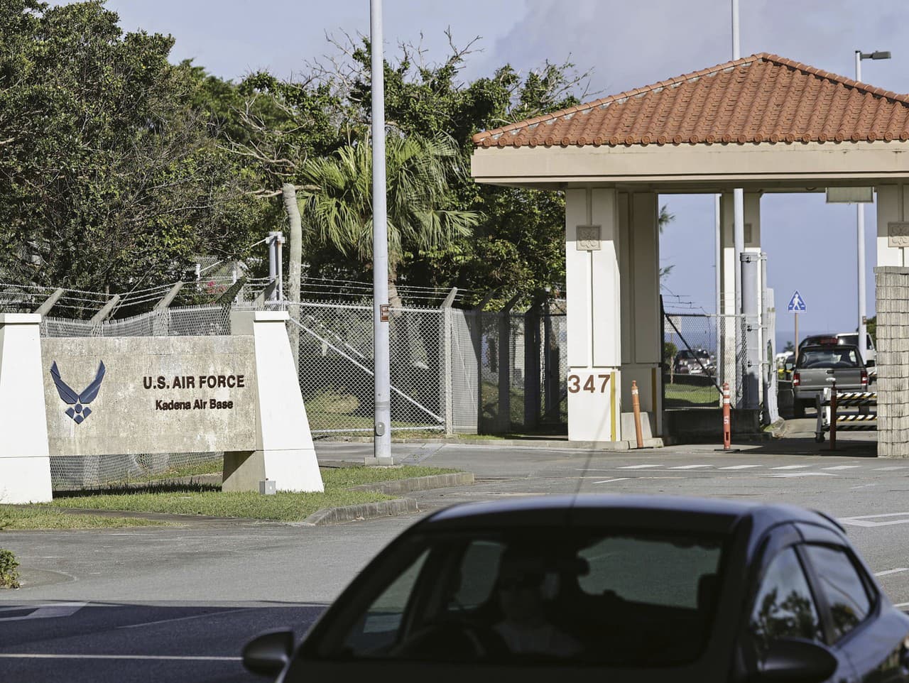Brána na leteckej základni Kadena na Okinave v južnom Japonsku