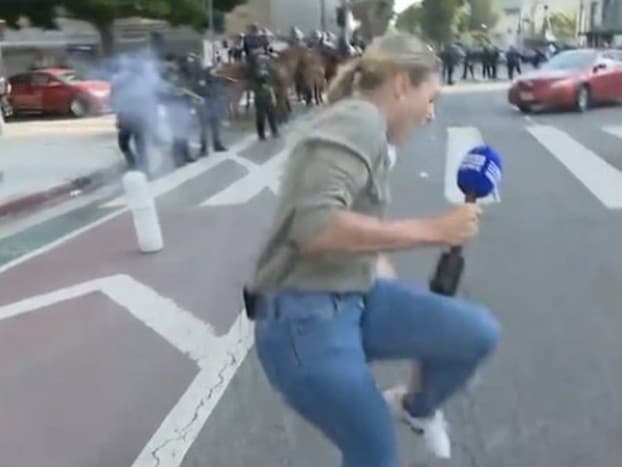 Austrálsku reportérku postrelil jeden z policajtov priamo do nohy