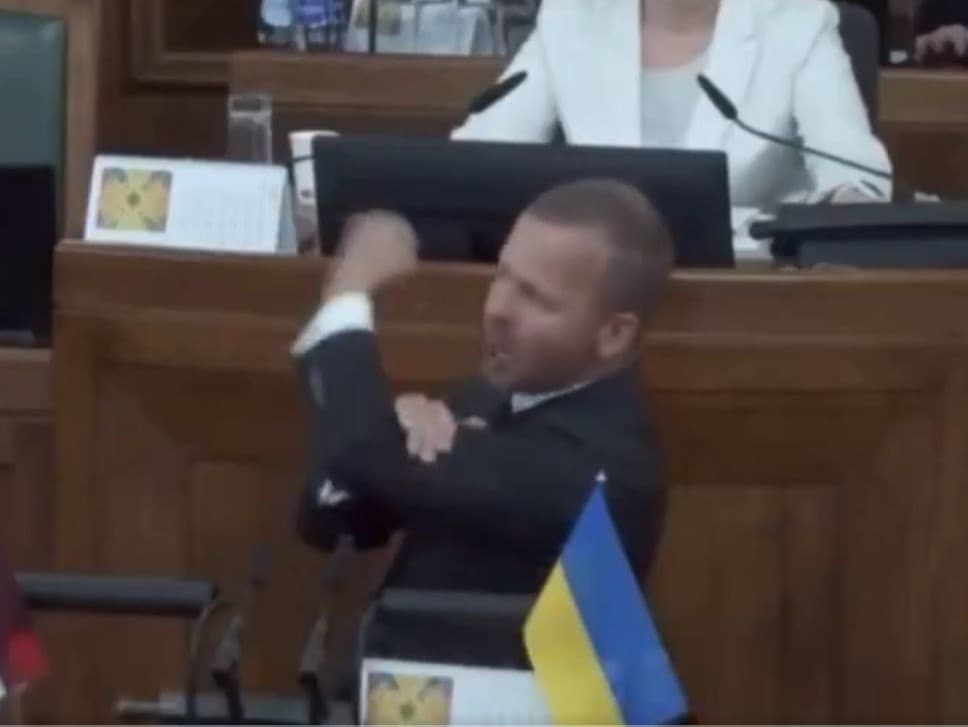 Poslanec ukázal neslušné gesto.