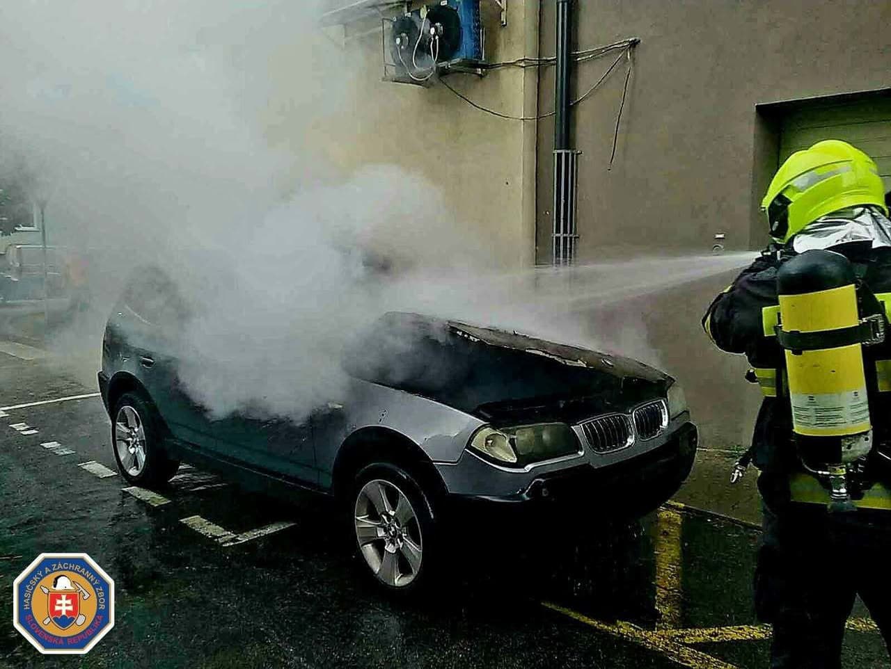 V Trnave horelo auto