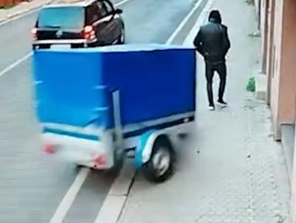 Prívesný vozík zrazil chodca. Vyrútil sa na neho priamo z cesty. 