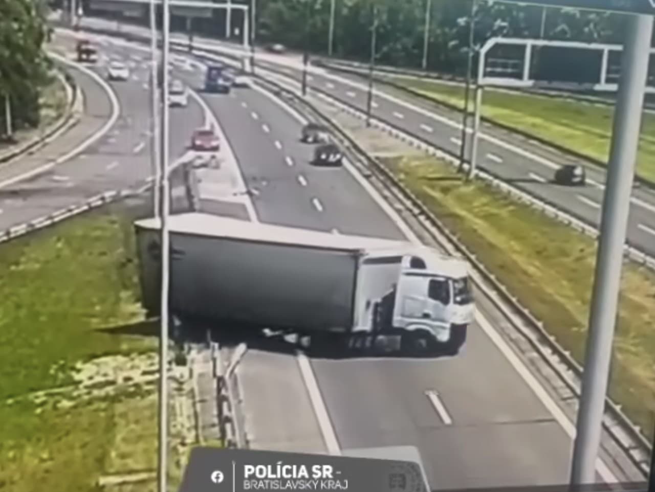 Skrížený kamión na diaľnici, vodič mal dostať mikrospánok