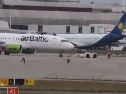 Po pristávacej dráhe londýnskeho letiska Heathrow utekal neznámy muž. 