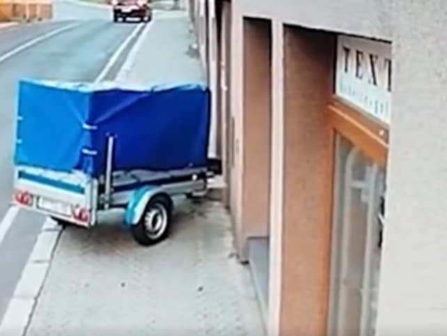 Mužovi sa prívesný vozík odpojil a zrazil 60-ročného muža na chodníku