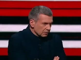Ruský propagandista Vladimir Solovjov vo vlastnej relácii na televíznej stanici Rossija-1