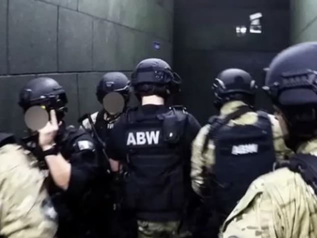 Muž bol zadržaný Agentúrou pre vnútornú bezpečnosť, hrozí mu doživotie