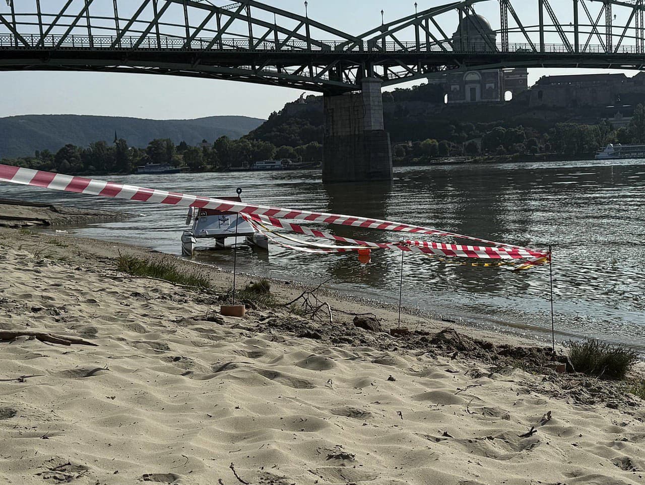 V Štúrove zasahujú policajti a pyrotechnici, dôvodom je nález leteckej bomby