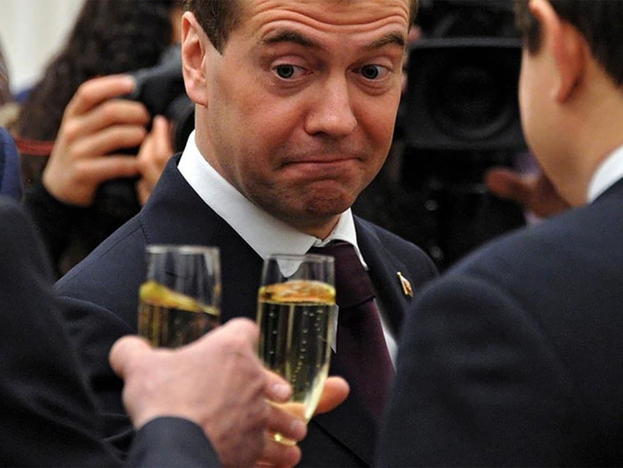 Dmitrij Medvedev zarába miliardy.