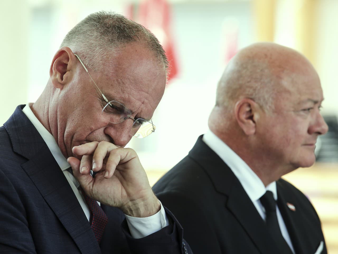 Minister vnútra Rakúska Gerhard Karner (vľavo) a rakúsky kancelár Christian Stocker