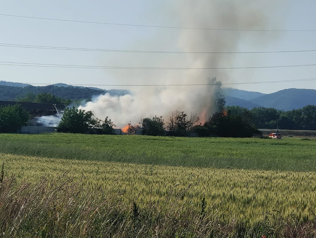 V Potvoriciach v okrese Nové Mesto nad Váhom horí poľnohospodárske družstvo